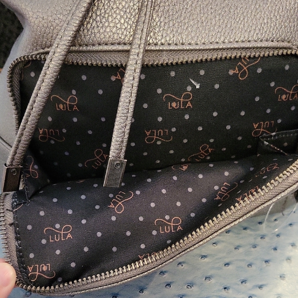 NWOT Chic Gray Hand/Crossbody Bag - Picture 3 of 5